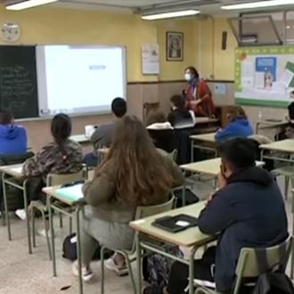 Niños en un aula con REINTAIR de Casals